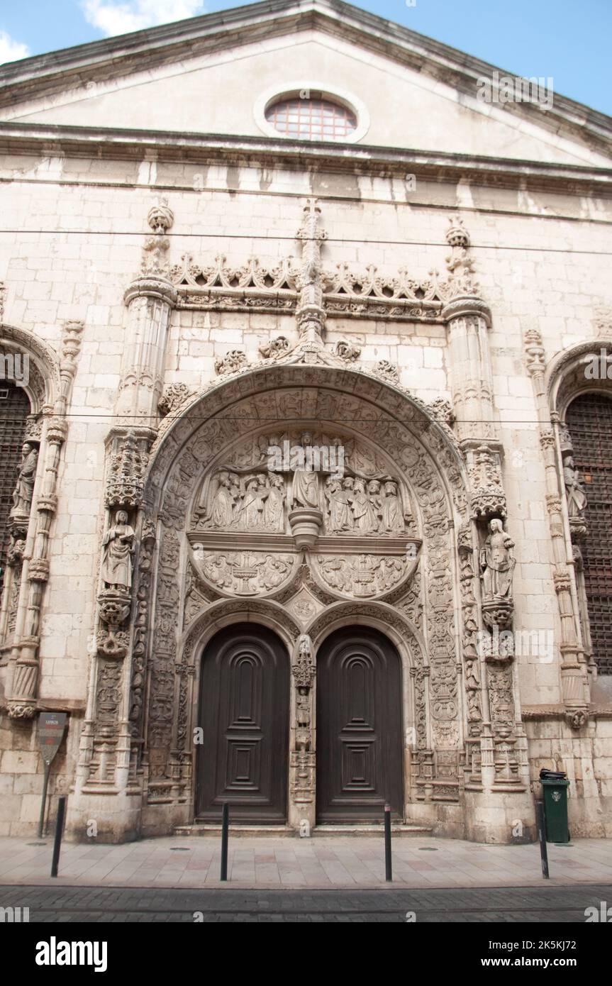 La facciata e il vecchio portale di nostra Signora della Concezione Immacualata (dettaglio), Alfama, Lisbona, Portogallo. Molto ornato stile manuelino; bella scultura Foto Stock