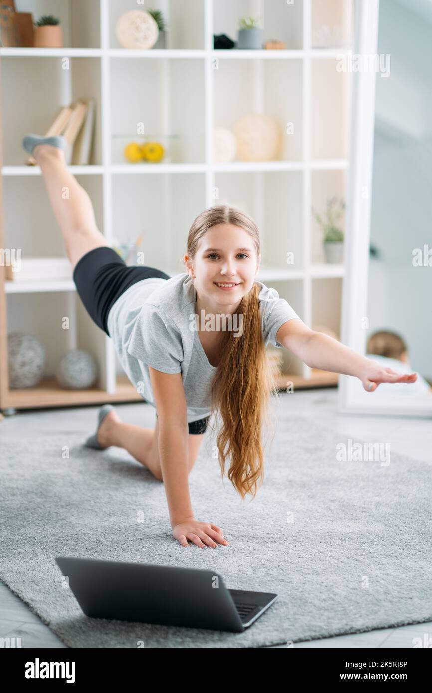 online formazione bambino casa fitness ragazza laptop Foto Stock