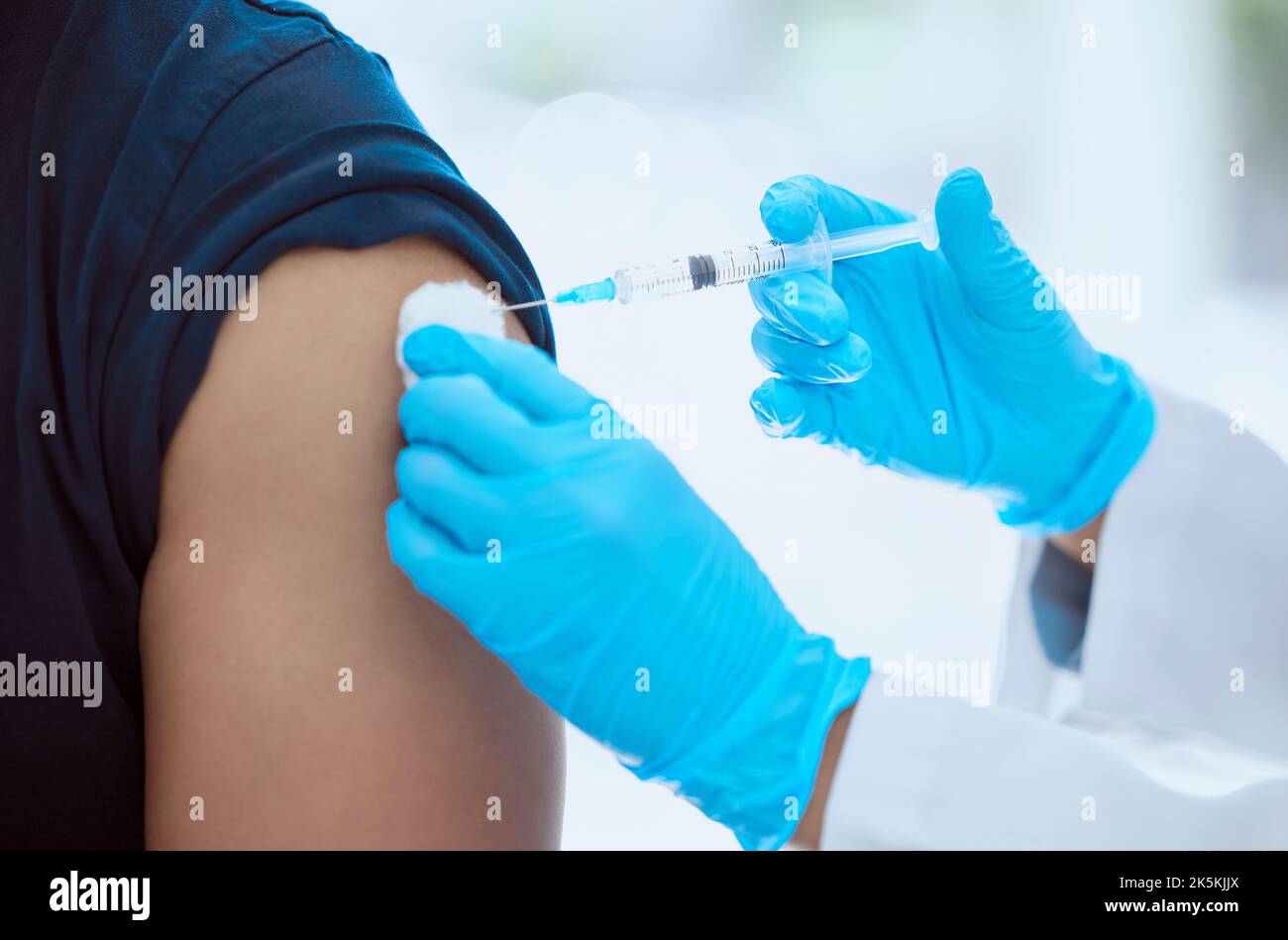 Infermiera sanitaria e vaccino covid iniezione paziente per l'immunità virale e la protezione in pandemia. Primo piano di operatore medico con coronavirus Foto Stock