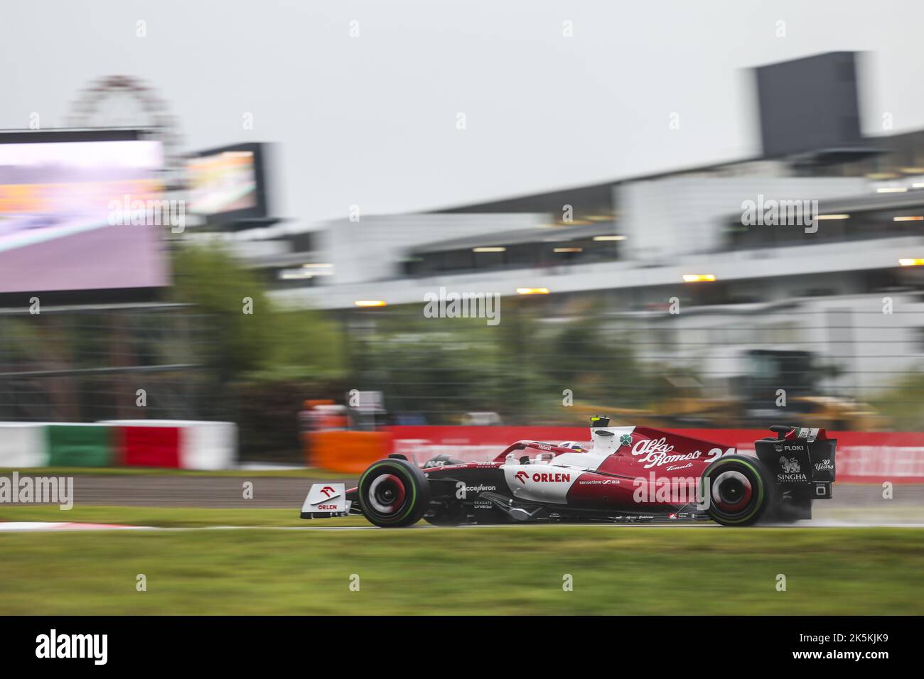 24 ZHOU Guanyu (chi), Alfa Romeo F1 Team ORLEN C42, azione durante il Gran Premio Honda Japense di Formula 1 2022, 18th° round del Campionato del mondo FIA di Formula uno 2022 dal 7 al 9 ottobre 2022 sul Suzuka International Racing Course, a Suzuka, Prefettura di mie, Giappone - Foto: Florent Gooden / DPPI/DPPI/LiveMedia Foto Stock