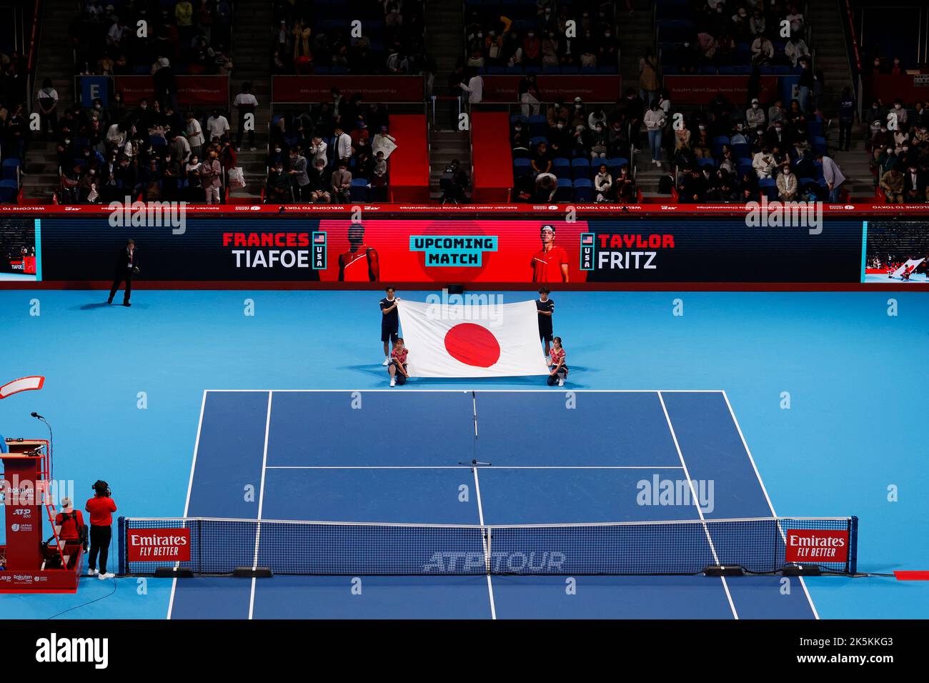 Tokyo, Giappone. 9th Ott 2022. La bandiera nazionale giapponese è vista prima di iniziare la finale di Singles per i Rakuten Japan Open Tennis Championships 2022 all'Ariake Coliseum. Il torneo si tiene dal 1 al 9 ottobre. (Credit Image: © Rodrigo Reyes Marin/ZUMA Press Wire) Credit: ZUMA Press, Inc./Alamy Live News Foto Stock