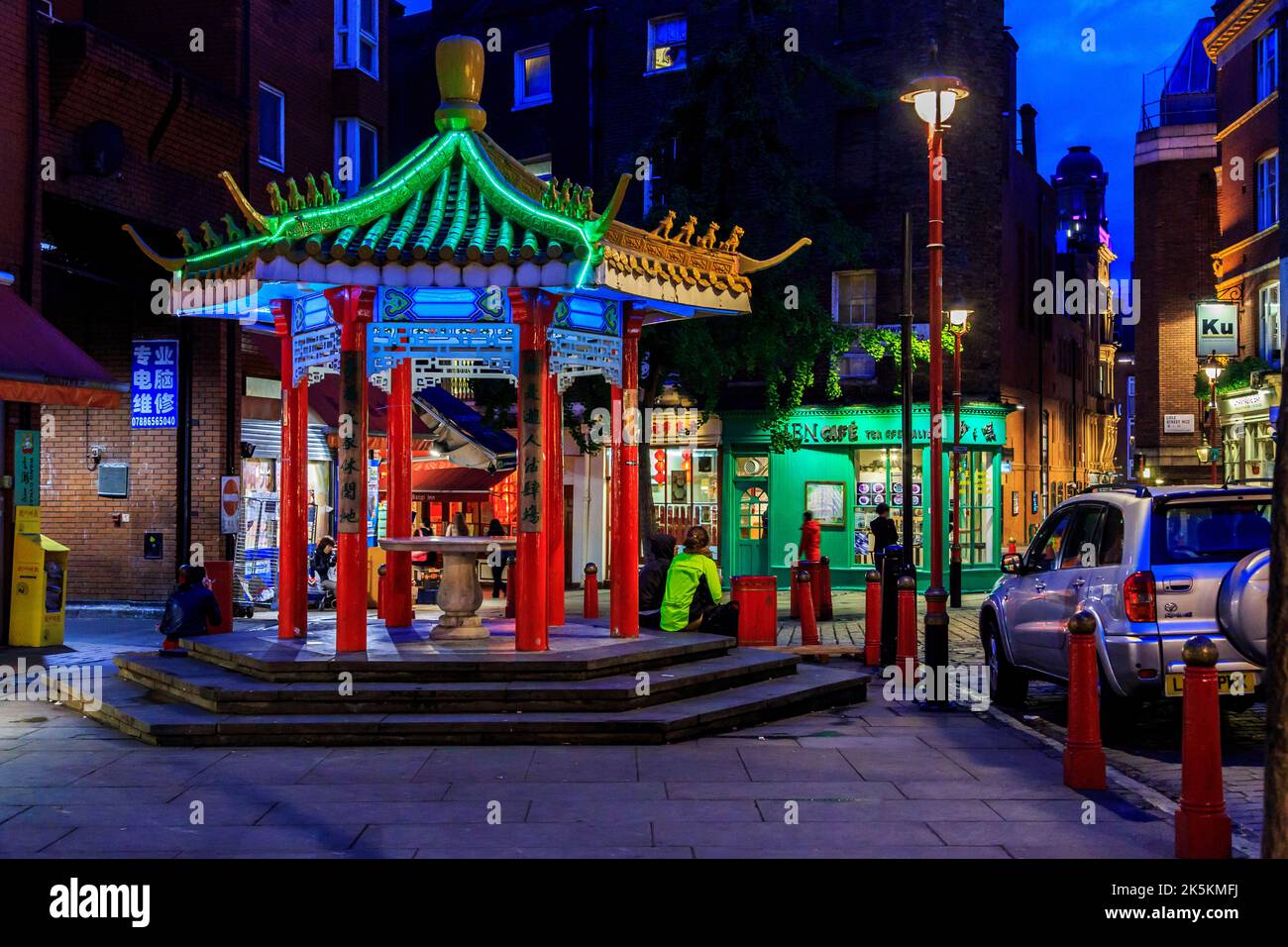 LONDRA, GRAN BRETAGNA - 12 MAGGIO 2014: È un gazebo colorato a Chinatown del quartiere Soho di notte. Foto Stock