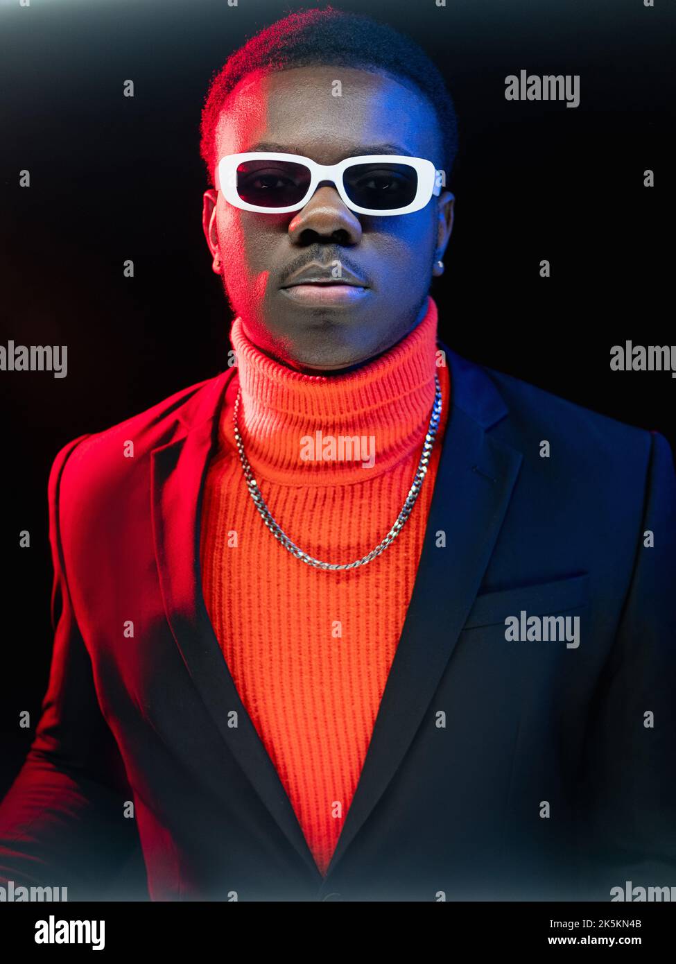 moda notturna uomo riuscito ritratto luce neon Foto Stock