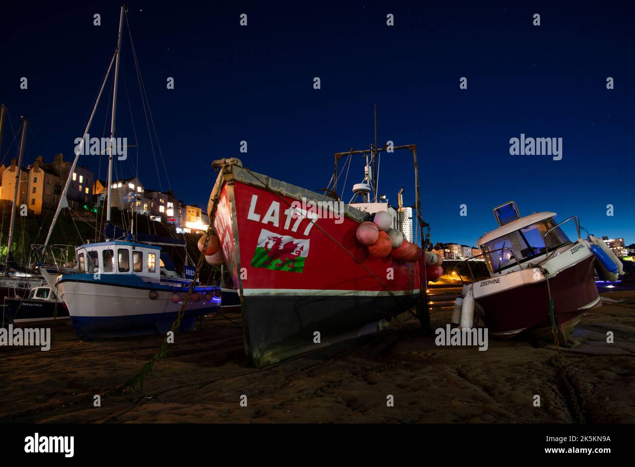 Barche da pesca a Tenby Harbour, Galles occidentale. Ripresa notturna con una lunga esposizione. Foto Stock