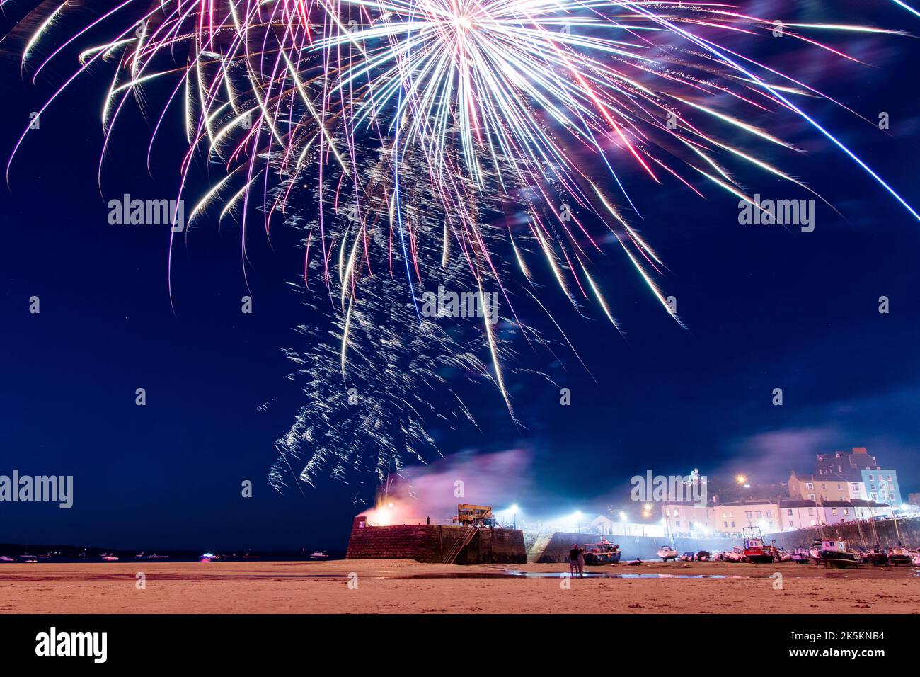 Rotary Club Fireworks Display, Tenby Harbour, Galles occidentale. Foto Stock