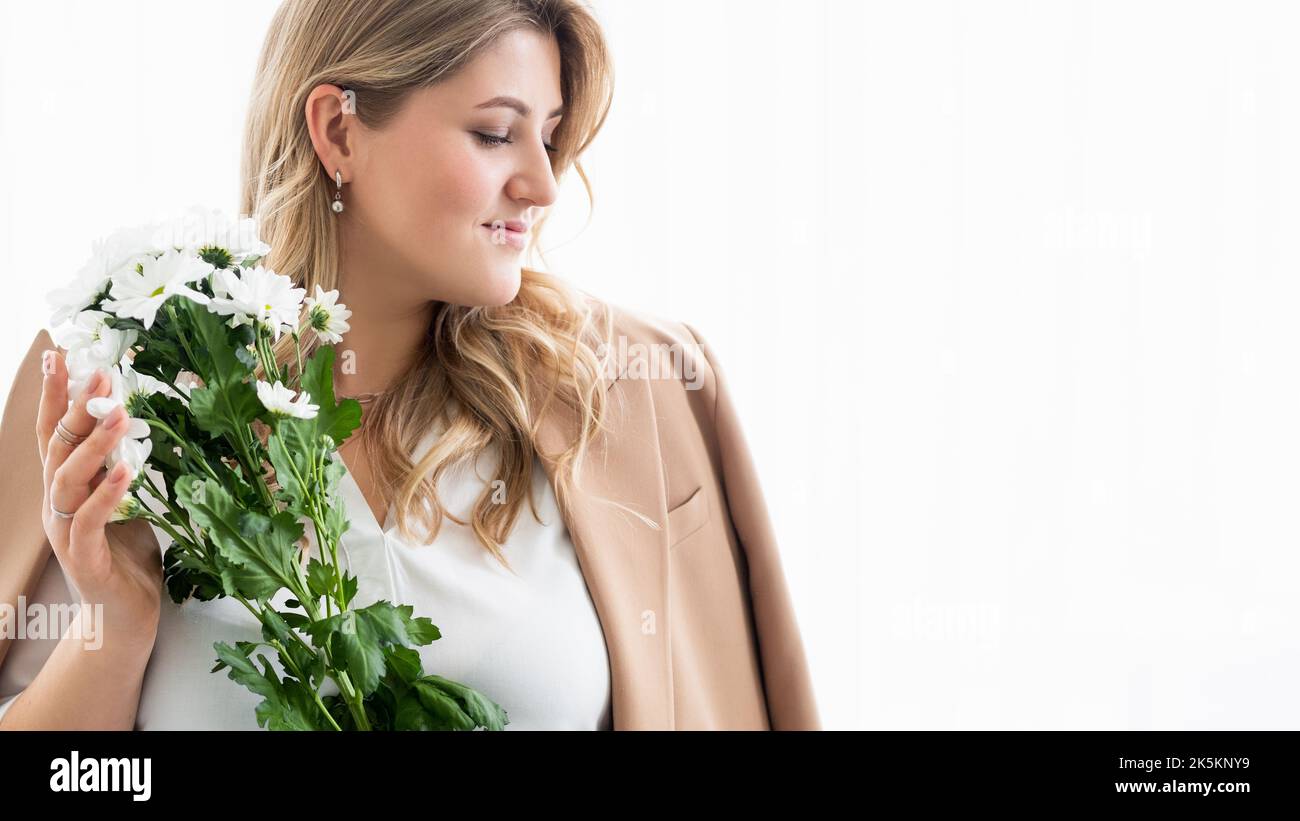 8 marzo saluto felice donna obesa con fiori Foto Stock