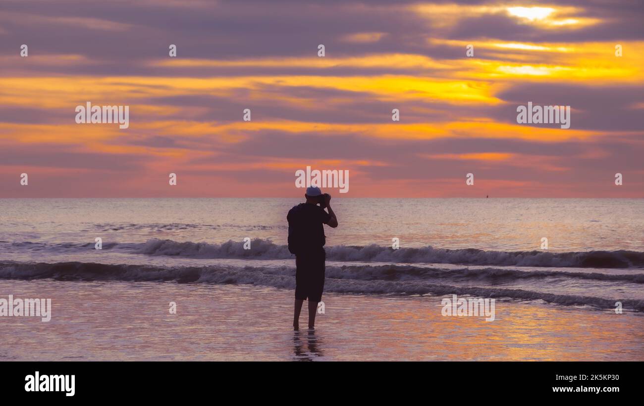 Silhouette di un uomo che fotografa al tramonto a Den Haag O la città dell'Aia nei Paesi Bassi Foto Stock