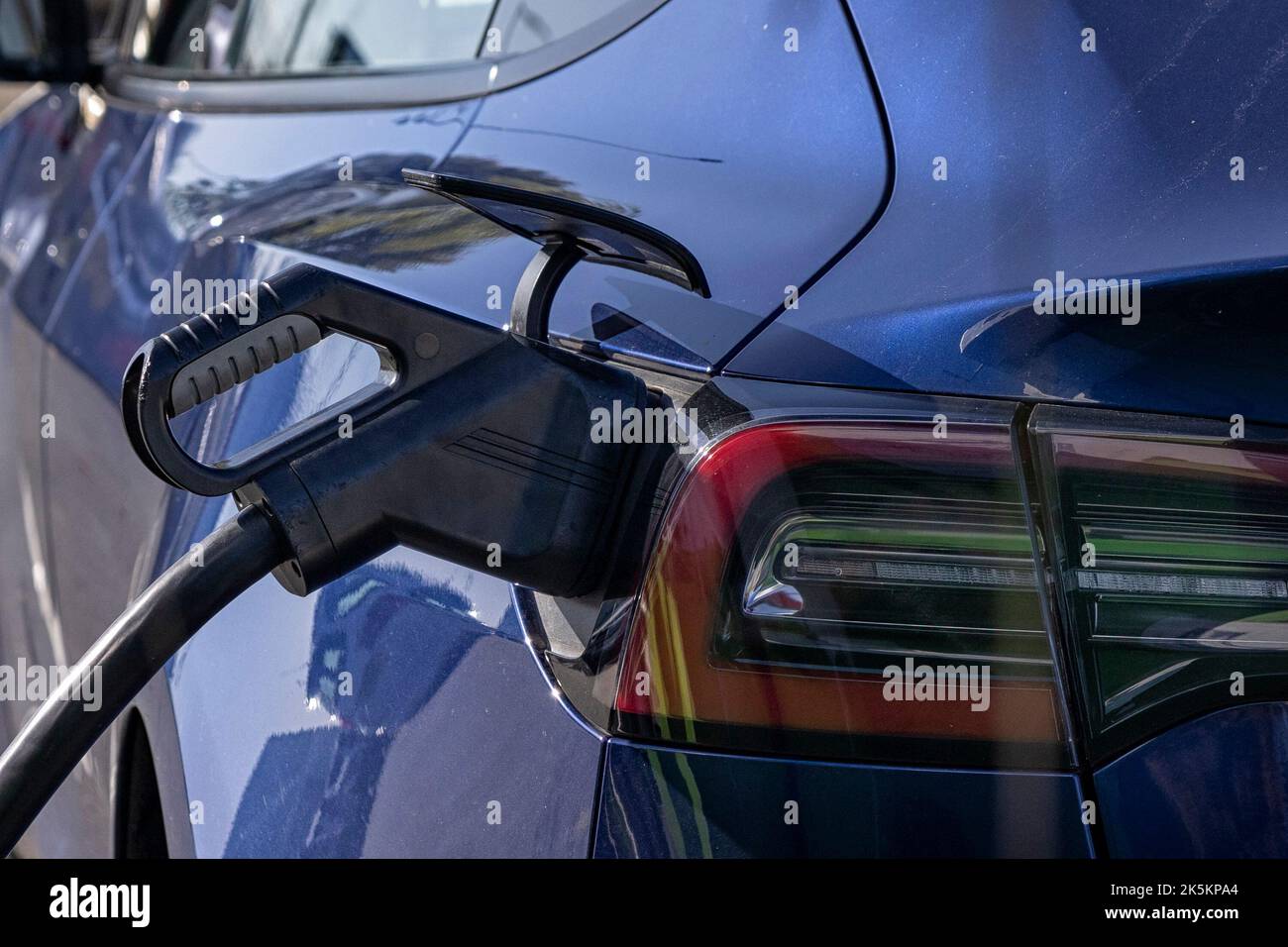 Auto ibrida elettrica in carica presso un punto di ricarica Foto Stock