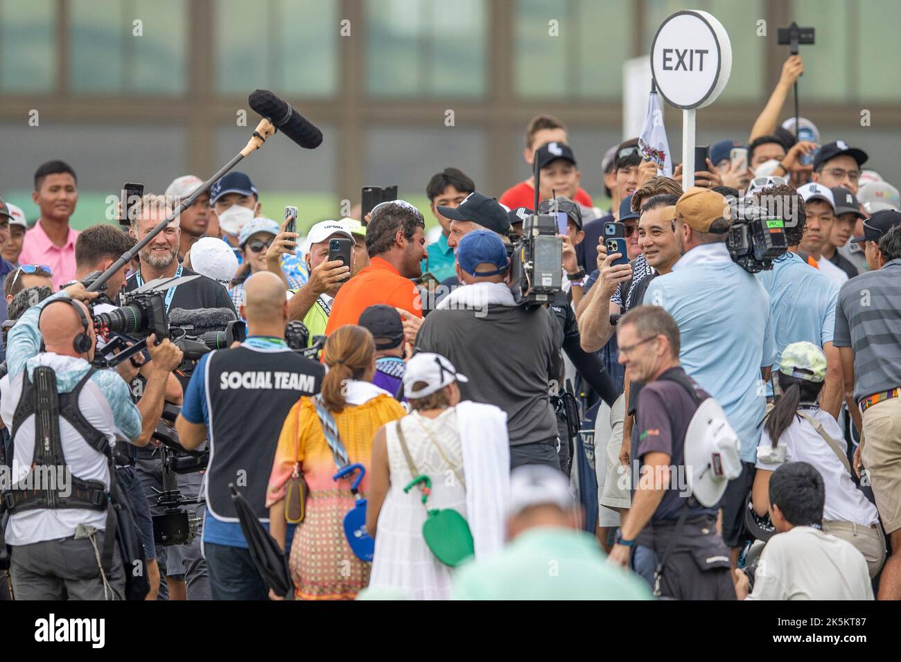 BANGKOK, THAILANDIA - 9 OTTOBRE: GREG Norman, CEO DI LIV GOLF, si congratula con Eugenio Lopez-Chacarra di Spagna per la buca 18 durante il terzo e ultimo round del LIV GOLF INVITATIONAL BANGKOK al Stonehill Golf Course il 9 ottobre 2022 a Bangkok, THAILANDIA (Foto di Peter van der Klooster/Alamy Live News) Foto Stock