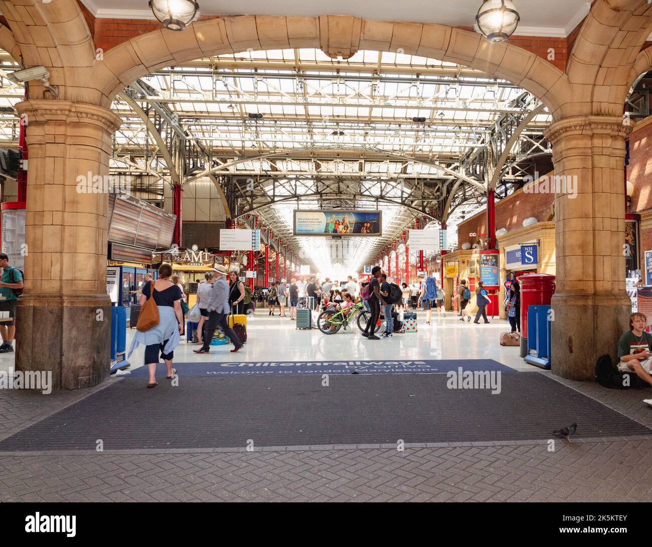 Un'istantanea all'interno della stazione di Marylebone, Londra, Regno Unito (presa dalla passerella pubblica). Ripeti ID immagine: 2JHC0DG Foto Stock