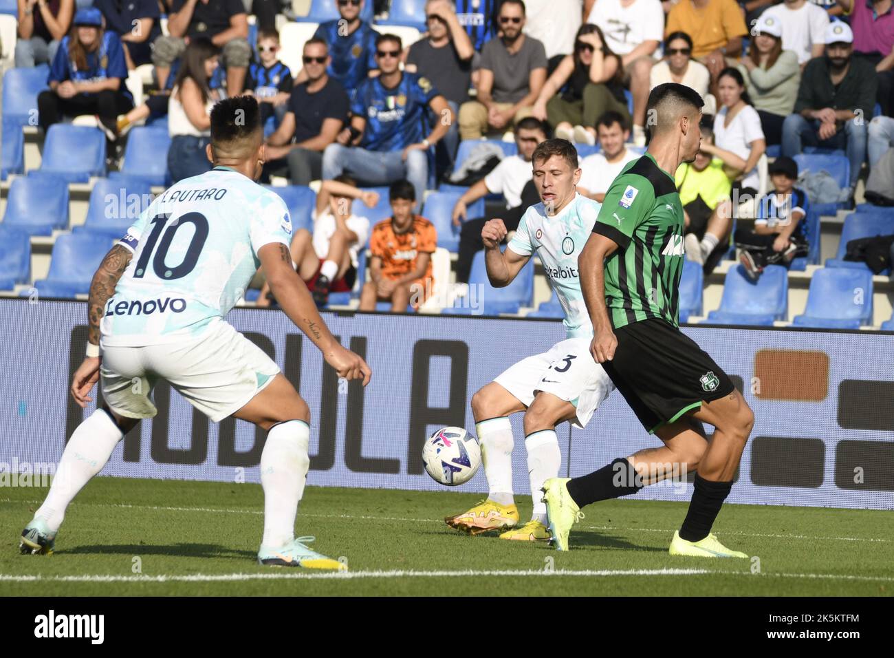Nicolo Barella (Inter)Martin Erlic (Sassuolo)Lautaro Martinez (Inter) durante la 'Serie A' partita tra Sassuolo 1-2 Inter al Mapei Stadium il 8 ottobre 2022 a Reggio Emilia. Credit: Maurizio Borsari/AFLO/Alamy Live News Foto Stock