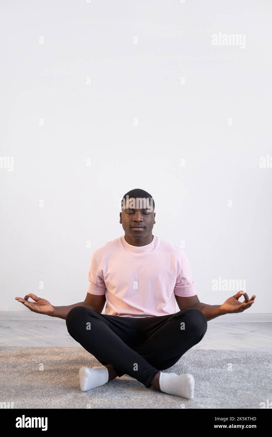 yoga pratica calma uomo nero formazione a casa Foto Stock