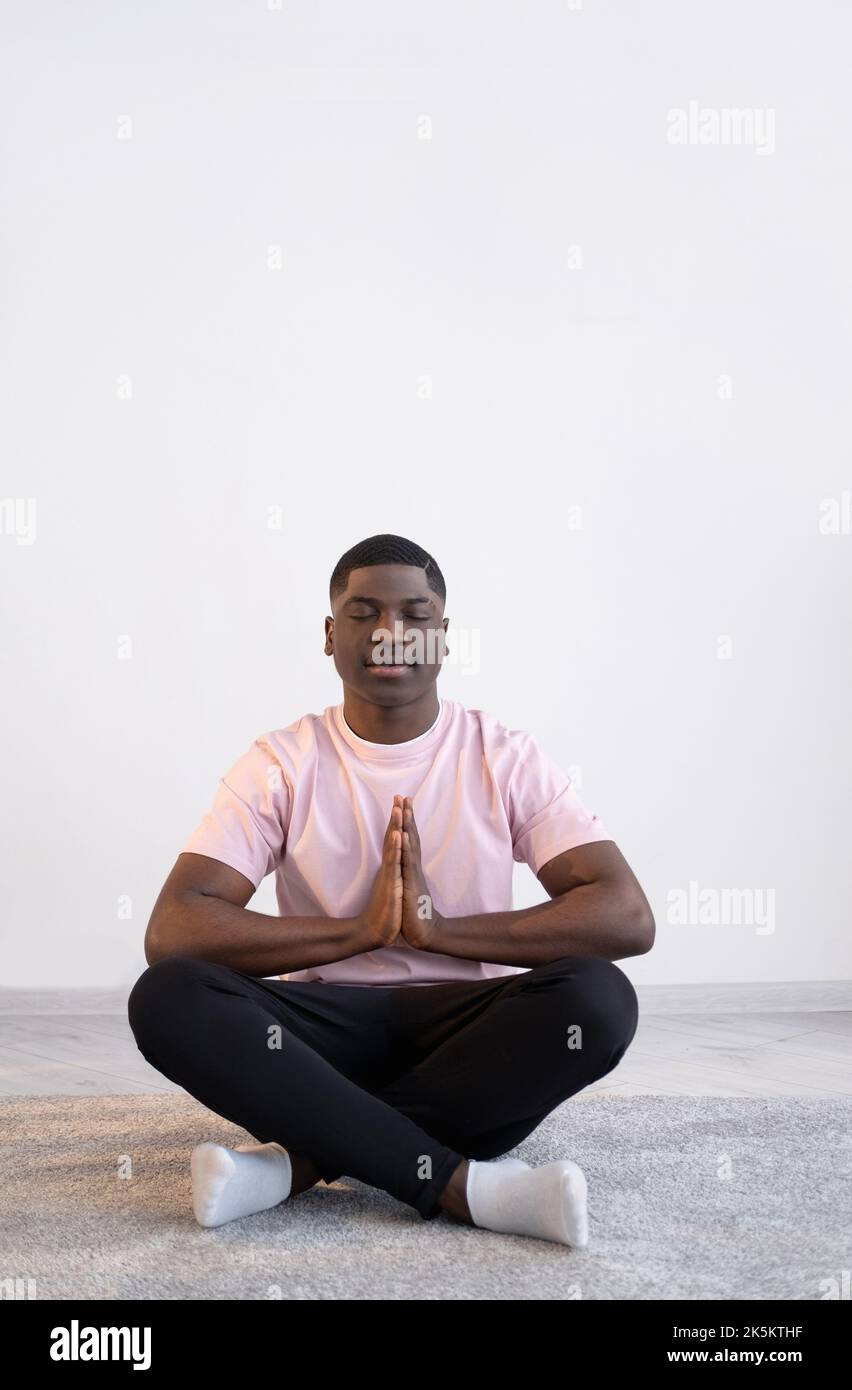harmony relax calma uomo nero yoga pratica a casa Foto Stock