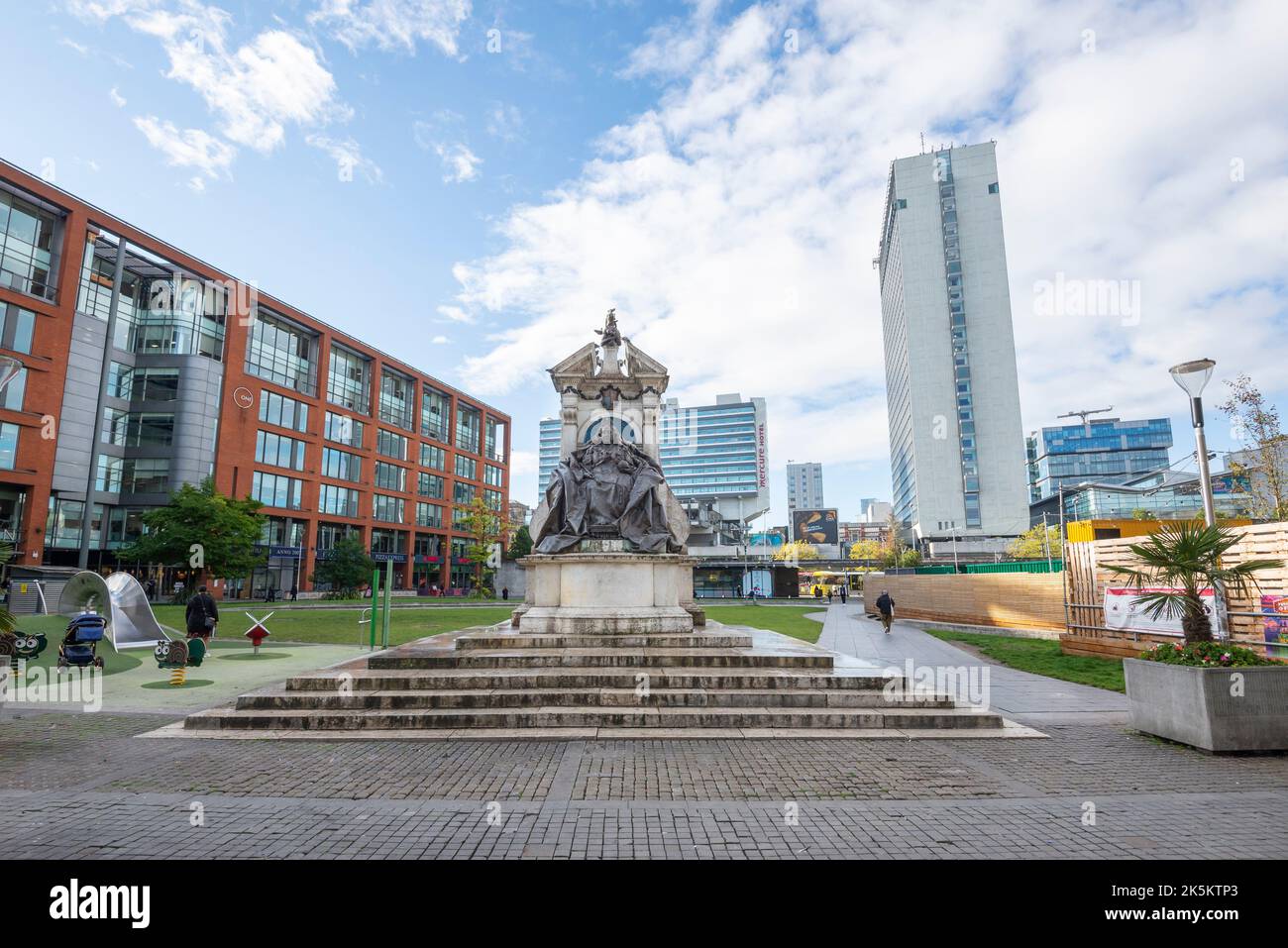 Statua della Regina Vittoria nei giardini di Piccadilly, centro di Manchester, Inghilterra. Foto Stock