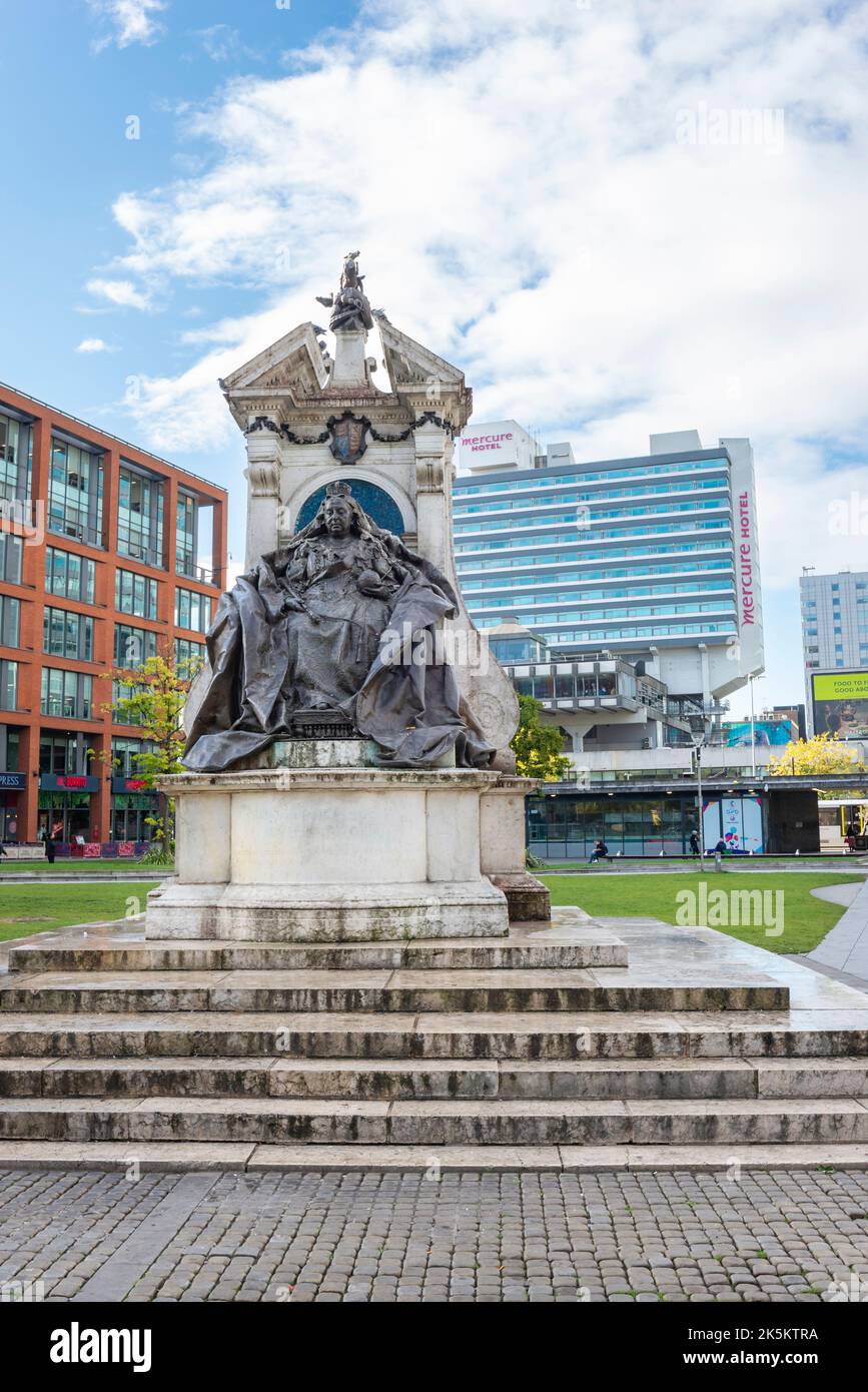 Statua della Regina Vittoria nei giardini di Piccadilly, centro di Manchester, Inghilterra. Foto Stock