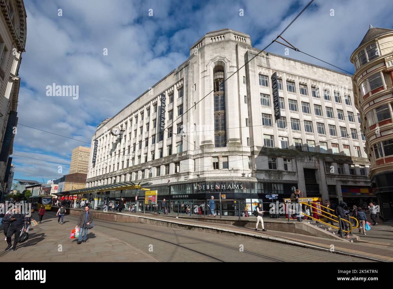 Market Street Manchester con stazione del tram e vecchio edificio Debenhams. Manchester centro città, Inghilterra. Foto Stock