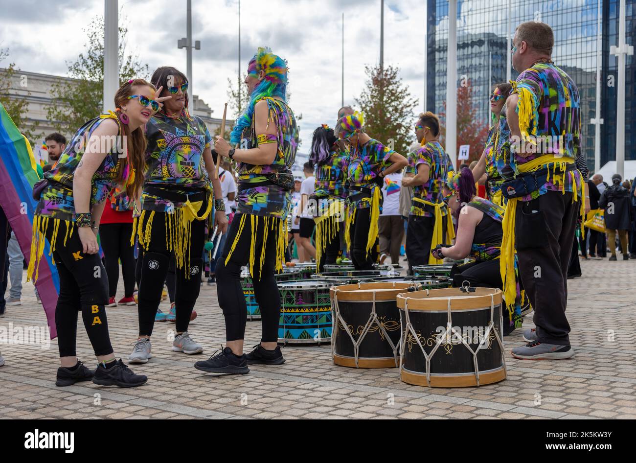 I batteristi Katumba si trovano tra i loro tamburi e si godono una chiacchierata mentre aspettano che la parata inizi a Birmingham Pride. Foto Stock