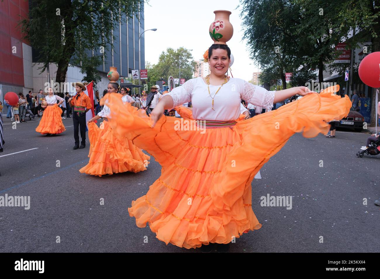 Madrid, Spagna. 08th Ott 2022. Le donne che indossano costumi di persone di origine latinoamericana ballano durante la parata dell'eredità ispanica 2022 a Madrid. Il festival hypanidad è stato considerato un giorno memorabile perché da allora è iniziato il contatto tra Europa e America, culminato nel cosiddetto "incontro di due mondi", Che ha trasformato le visioni del mondo e la vita di entrambi gli europei come degli americani, poiché a causa delle loro scoperte la colonizzazione europea dell'America è gestata. Credit: SOPA Images Limited/Alamy Live News Foto Stock