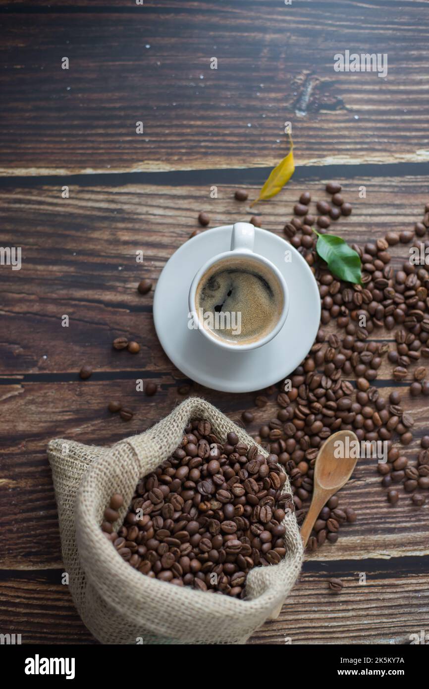 Tazza di caffè espresso e chicchi nel sacco di iuta Foto Stock