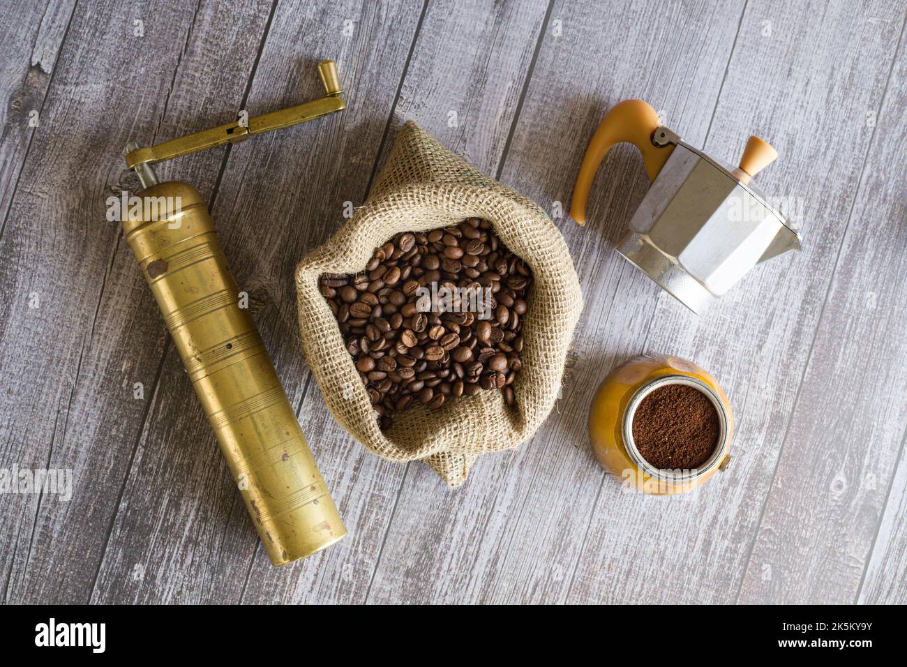 Ancora vita con macinacaffè, moka pot e sacchetto di caffè Foto Stock