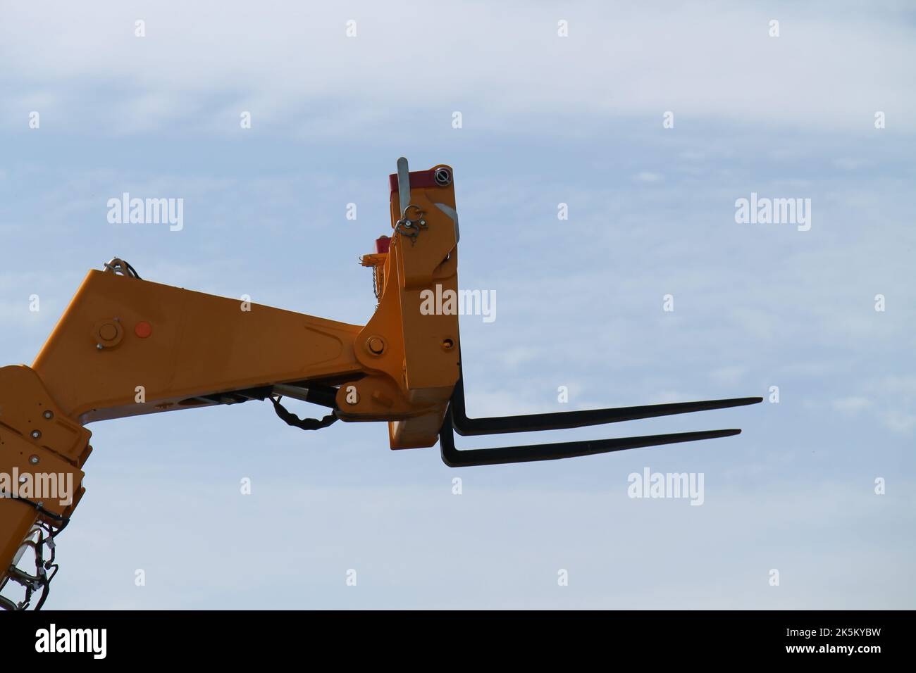 Il braccio lungo di un carrello elevatore a forche idraulico ad alto sbraccio. Foto Stock