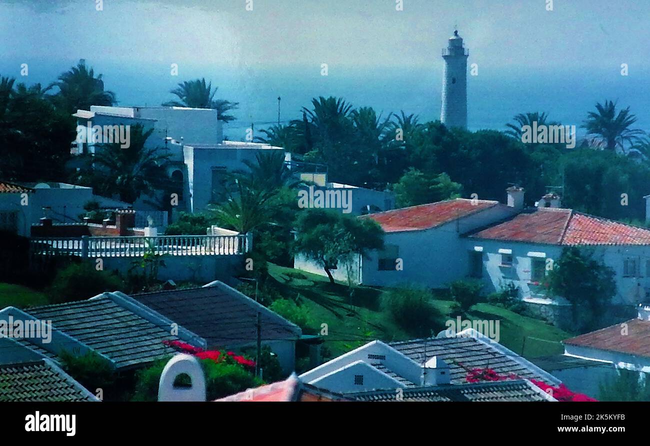 Una foto di El Faro (Costa del Sol, Spagna) e del suo faro come era nel 1993. C'è stato un faro a o vicino a questo punto dall'antichità, quando i Fenici , i Romani , i Bizantini , i Visigoti e i Musulmani visitarono o si stabilirono nella zona. ---- El Faro (Costa del Sol, España) y su faro tal y como era en 1993. Ha habido un faro en o cerca de este punto desde la antigüedad cuando los fenicios, romanos, bizantinos, visigodos y musulmanes visitaron o se establecieron en la zona. Foto Stock