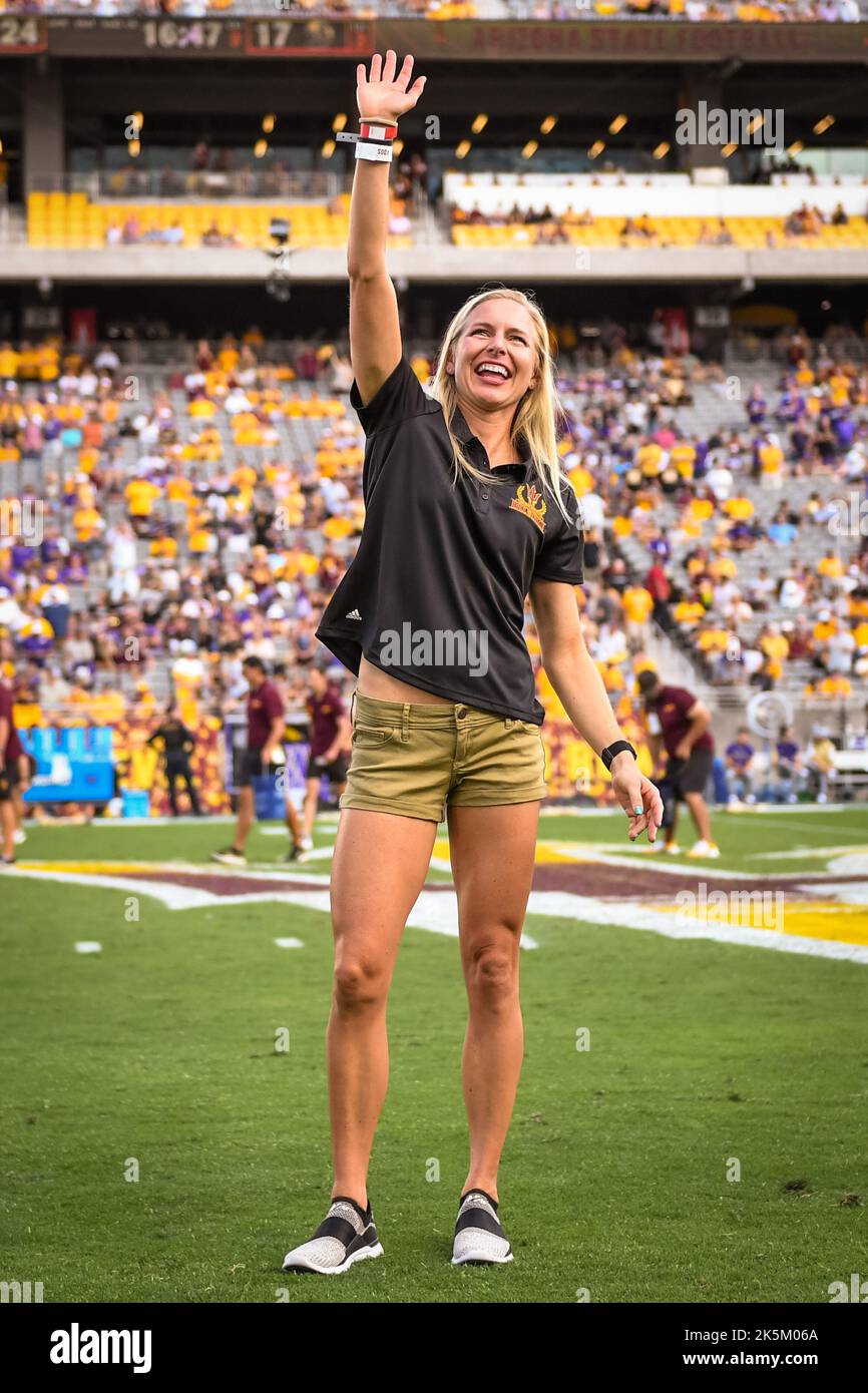 Gli ex-alunni dello stato dell'Arizona Caitlin Andrew è onorato a metà campo durante l'Arizona state Hall of Ceremony a metà tempo di una partita di football dell'università dell'NCAA ag Foto Stock