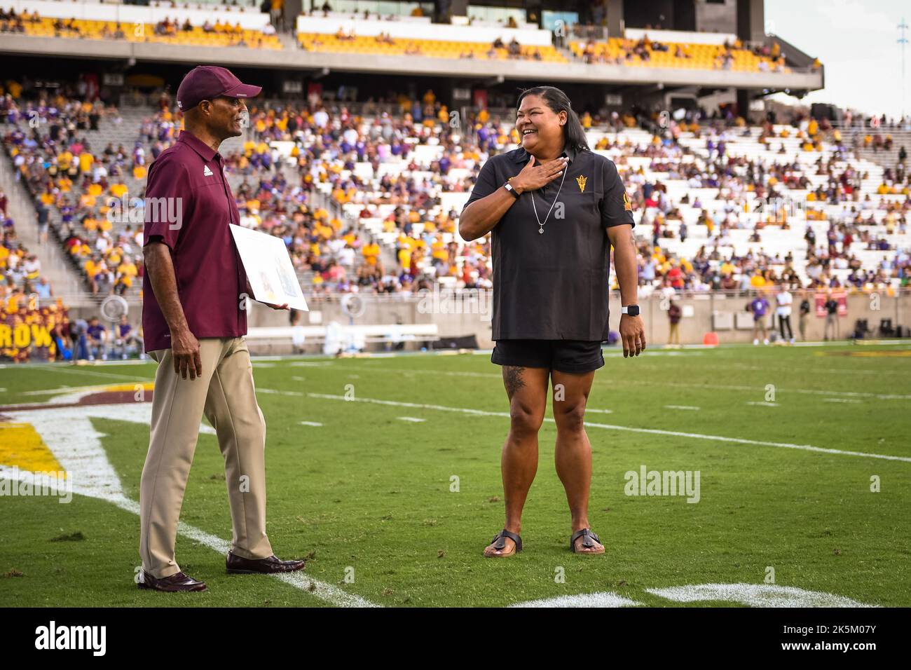 Jessica Pressley, ex alumni dello stato dell'Arizona, è onorata a metà campo durante la cerimonia dell'Arizona state Hall durante la metà di una partita di football dell'università NCAA Foto Stock