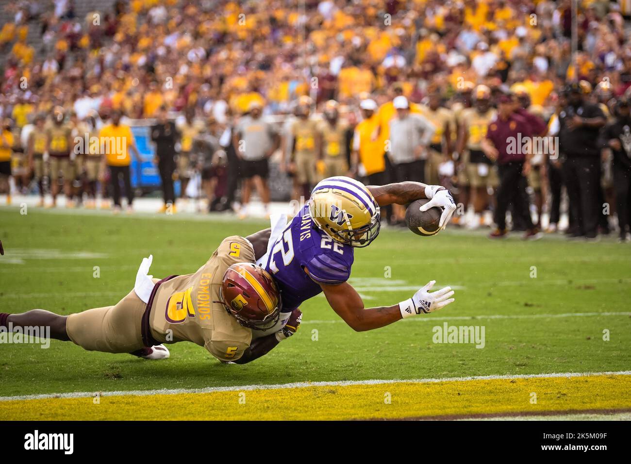 La coda di Washington Huskies Cameron Davis (22) trascina il difensore per un touchdown nel quarto trimestre di una partita di calcio dell'università NCAA contro il Foto Stock