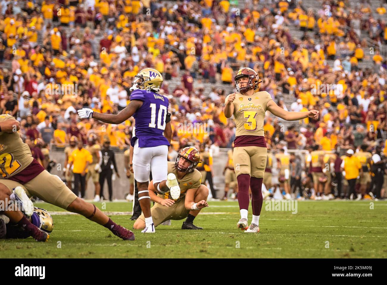 L'Arizona state Kicker carter Brown (3) guarda i gol della palla attraverso il posto nel quarto trimestre di una partita di calcio dell'università NCAA contro il Washi Foto Stock