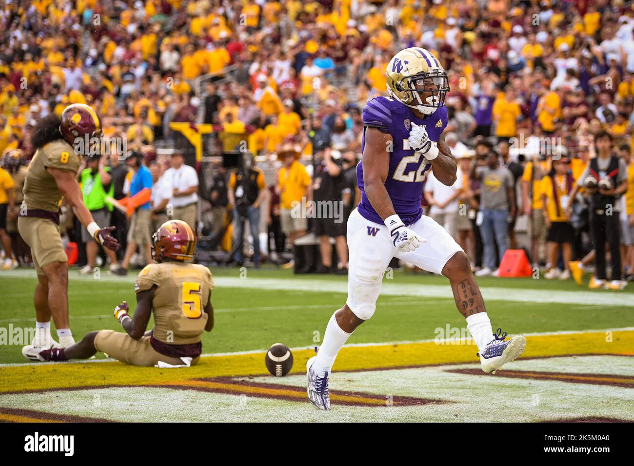 Washington Huskies fa la coda a Cameron Davis (22) festeggia dopo aver segnato un touchdown nel quarto trimestre di una partita di football dell'università NCAA contro Th Foto Stock