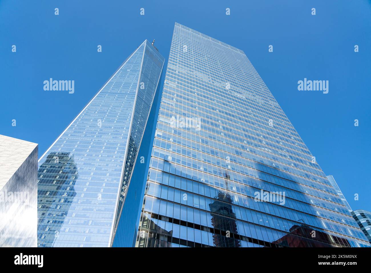 I grattacieli torreggianti del centro finanziario di New York contro il cielo blu Foto Stock