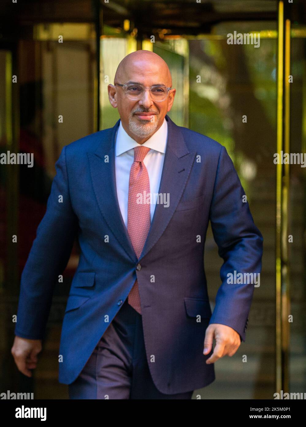 Londra, Inghilterra, Regno Unito. 9th Ott 2022. Il Cancelliere del Ducato di Lancaster, il Ministro per le relazioni intergovernative e il Ministro per le pari opportunità NADHIM ZAHAWI si è visto a Westminster dopo le interviste in concorso alle esposizioni politiche di domenica. (Credit Image: © Tayfun Salci/ZUMA Press Wire) Foto Stock