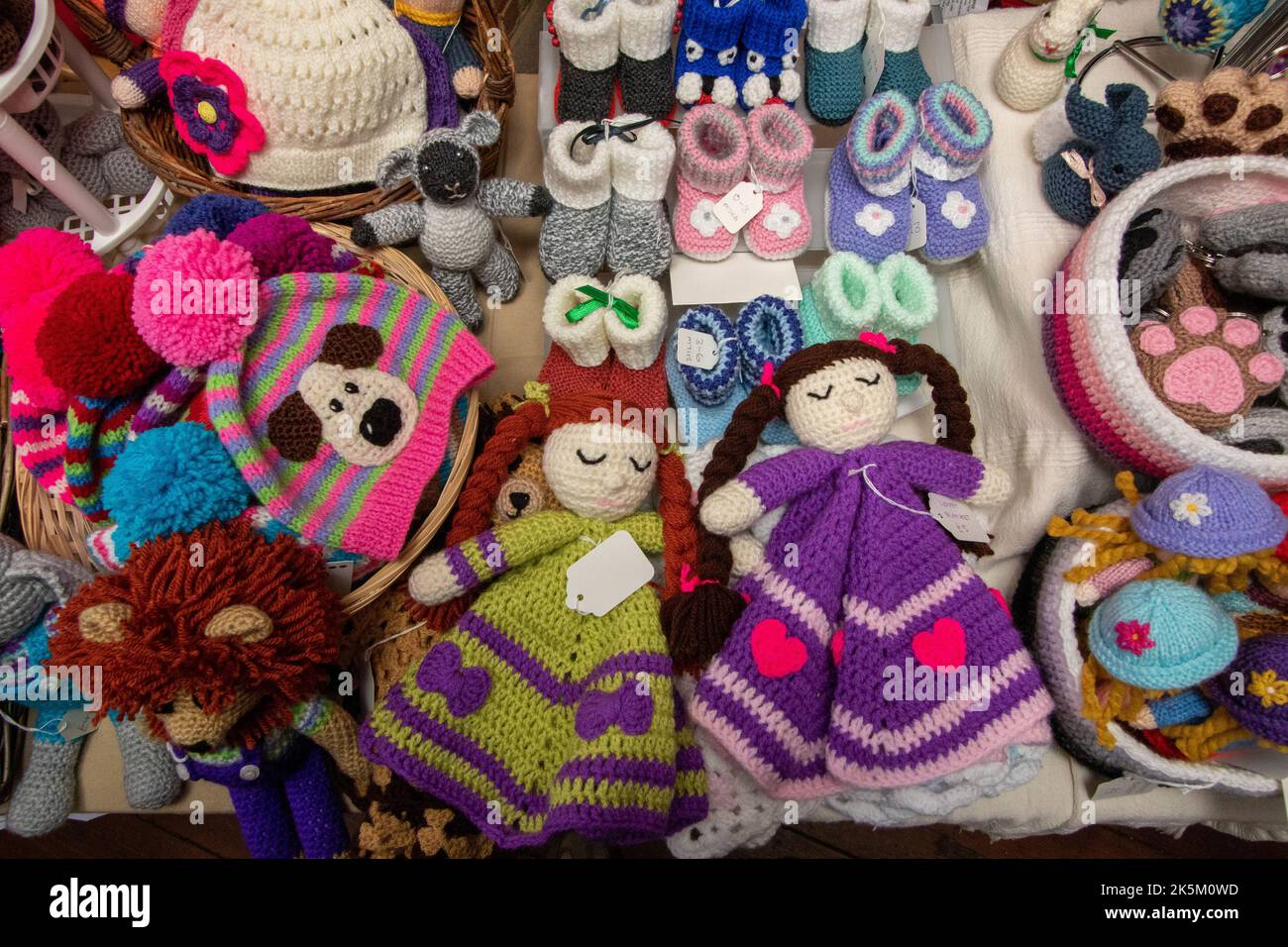 Attraente mix di novità e cappelli lavorati a mano in vendita nel pub Royal Oak Laxfield in Suffolk Foto Stock