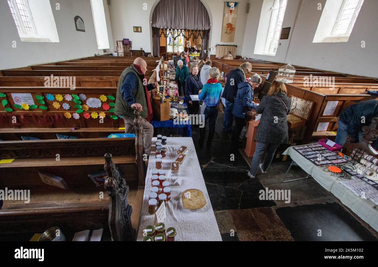 Mercato mensile del sabato a Laxfield un villaggio Suffolk e Chiesa di tutti i Santi Foto Stock