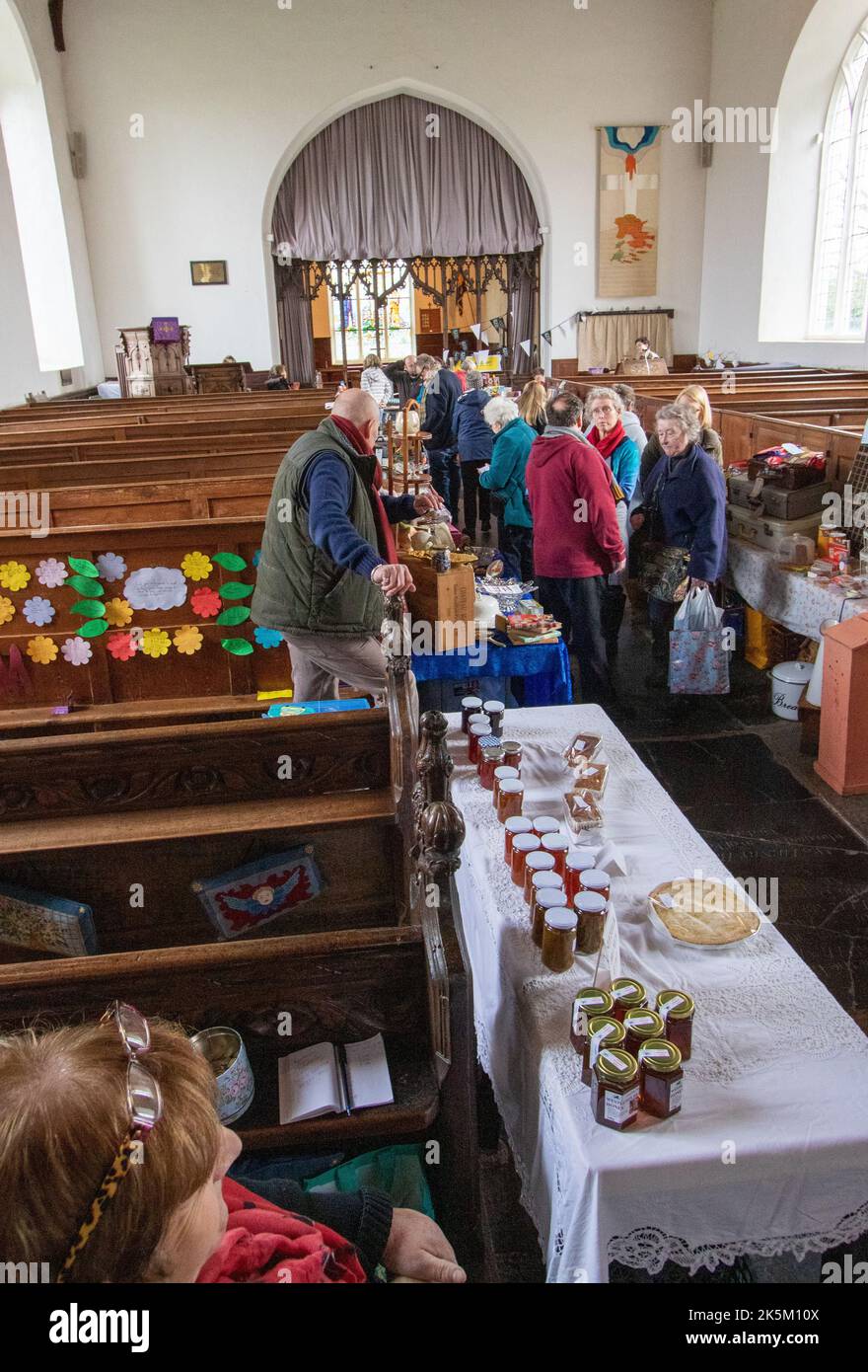 Mercato mensile del sabato a Laxfield un villaggio Suffolk e Chiesa di tutti i Santi Foto Stock