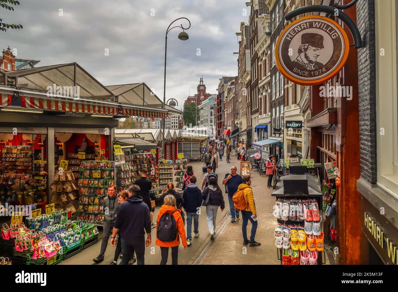 Amsterdam, Paesi Bassi. Ottobre 2022. Il mercato dei fiori galleggianti ad Amsterdam. Foto di alta qualità Foto Stock