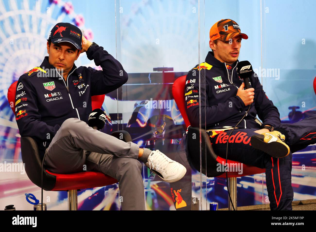 Da sinistra a destra: Sergio Perez (MEX) Red Bull Racing e Max Verstappen (NLD) Red Bull Racing, ritratto nel post gara FIA Press Conference durante la Formula 1 Honda Japanese Grand Prix 2022, 18th° round del Campionato del mondo FIA di Formula uno 2022 dal 7 al 9 ottobre, 2022 sul corso Suzuka International Racing Course, a Suzuka, Prefettura di mie, Giappone - Foto DPPI Foto Stock