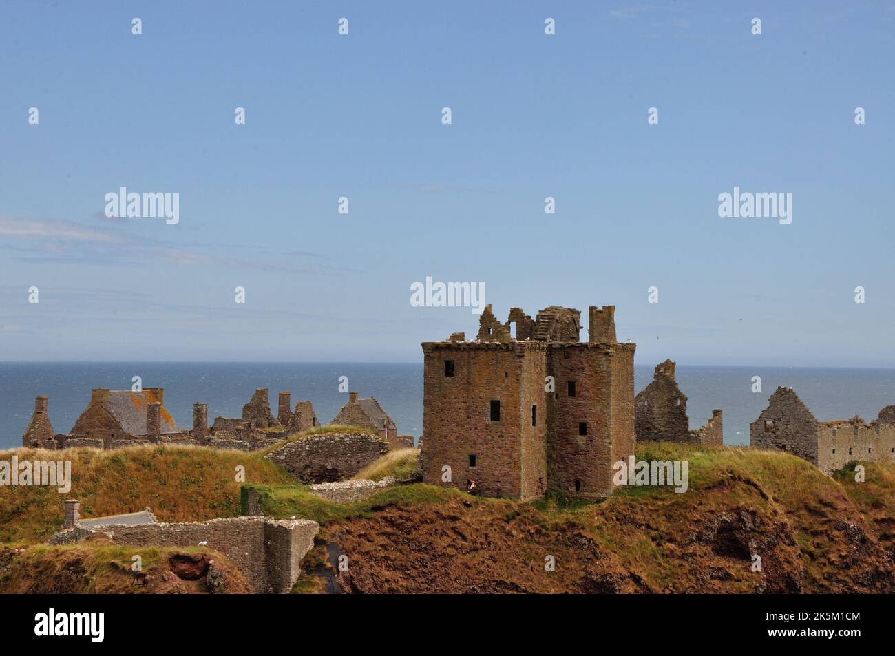 Die Ruine von Dunnottar Castle bei Stonehaven an der schottischen Ostküste liegt nicht nur malerisch direkt am Meer auf schroffen Felsen. Sie ist auch Foto Stock