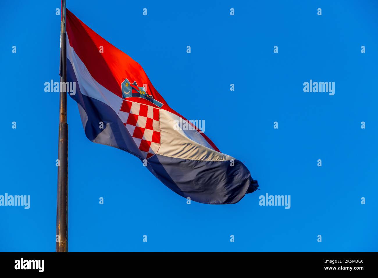 Bandiera croata che sventola nel vento. Foto Stock