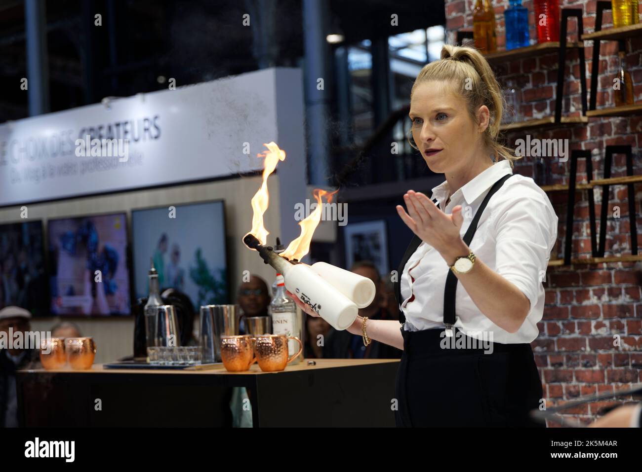 Parigi, Francia. 7th Ott 2022. Un mixologo si esibisce durante il Salon de la photo il 7 ottobre 2022 alla Grande Halle de la Villette di Parigi, Francia. Foto Stock