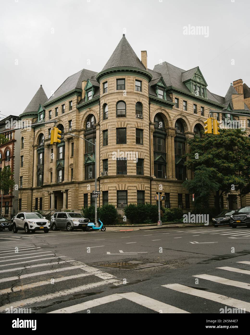 Architettura all'angolo tra Bedford Avenue e Pacific Street, Crown Heights, Brooklyn, New York Foto Stock