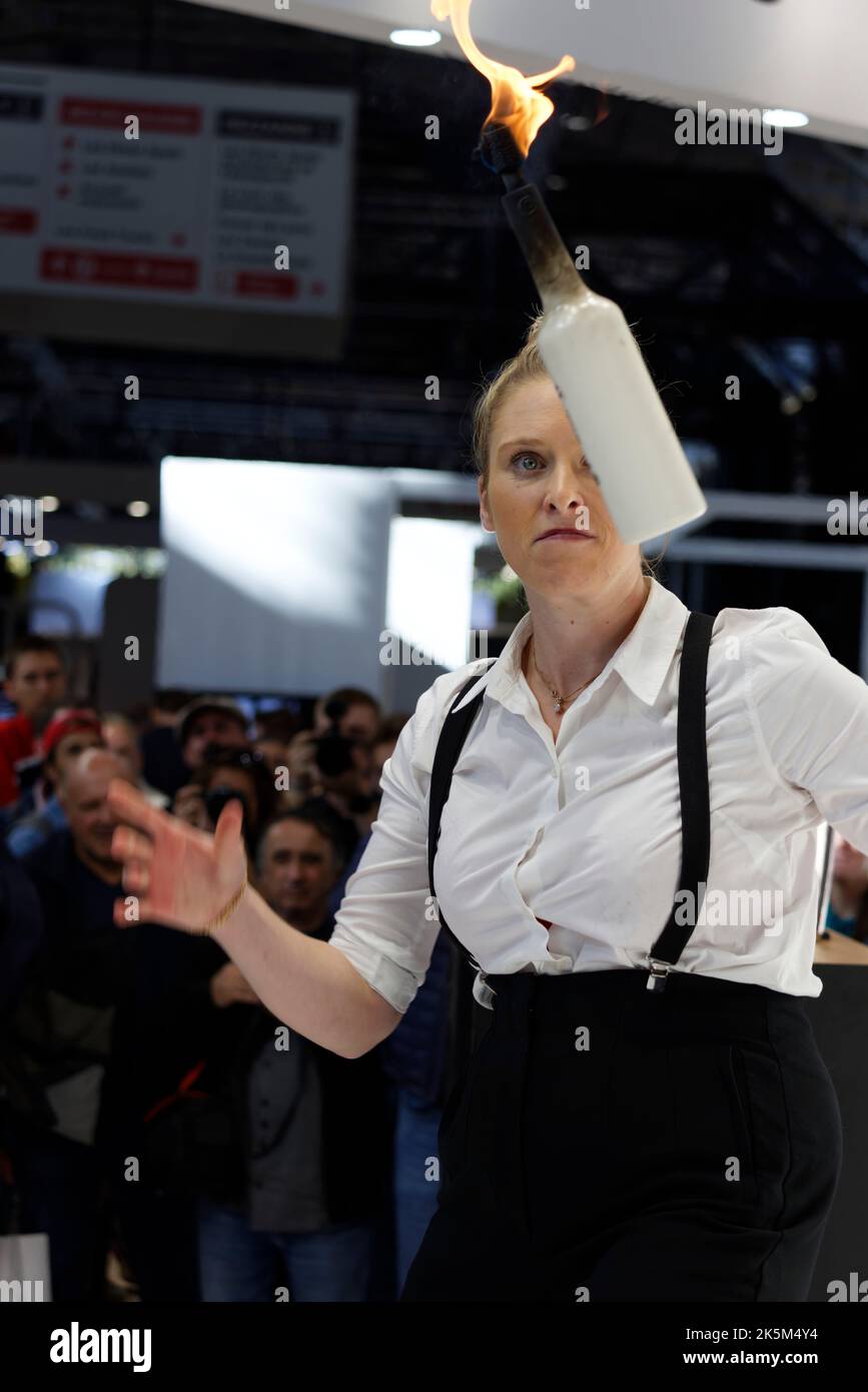 Parigi, Francia. 7th Ott 2022. Un mixologo si esibisce durante il Salon de la photo il 7 ottobre 2022 alla Grande Halle de la Villette di Parigi, Francia. Foto Stock