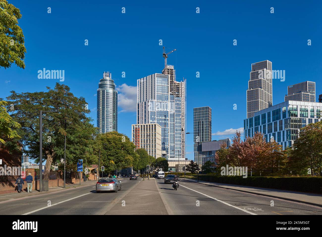 Nine Elms Lane, Londra, Regno Unito, con nuovi grattacieli, guardando verso est verso Vauxhall Foto Stock