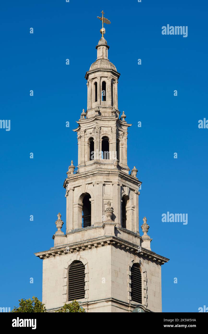 La torre barocca e campanile del 18th ° secolo della chiesa di St Clement Danes sullo Strand, nel centro di Londra UK Foto Stock