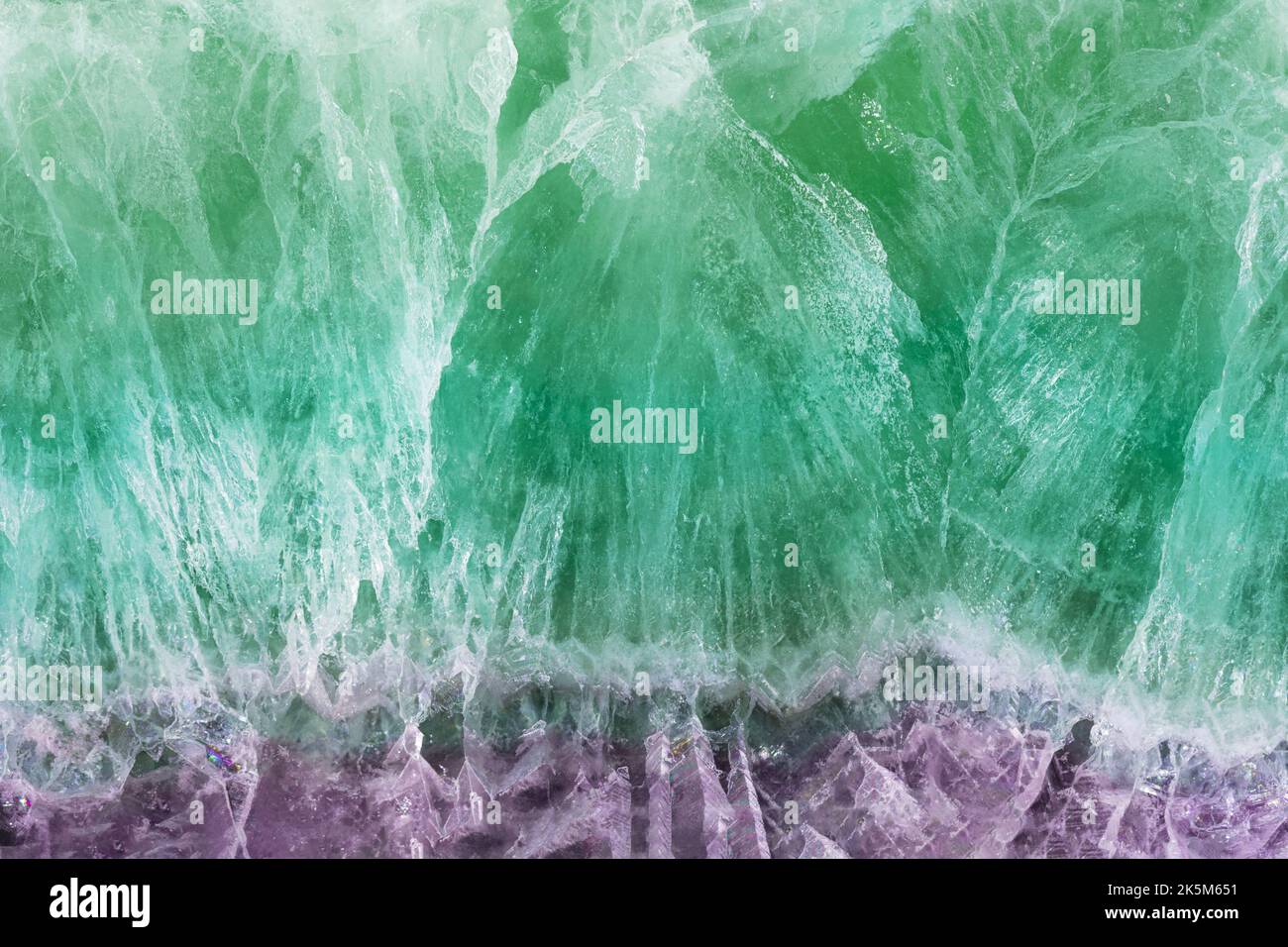 Fluorite verde. Sfondo gemma. Motivo minerale naturale opaco semi prezioso. Struttura in pietra semipreziosa, parete in ceramica, piastrelle digitali per pavimenti Foto Stock