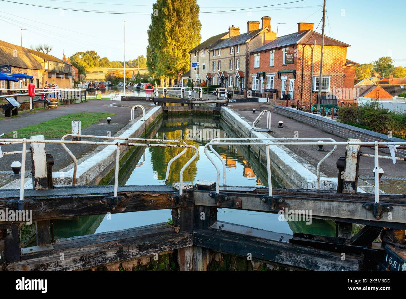 Grand Union Canal a Stoke Bruerne in autunno all'alba. Northamptonshire. Inghilterra Foto Stock