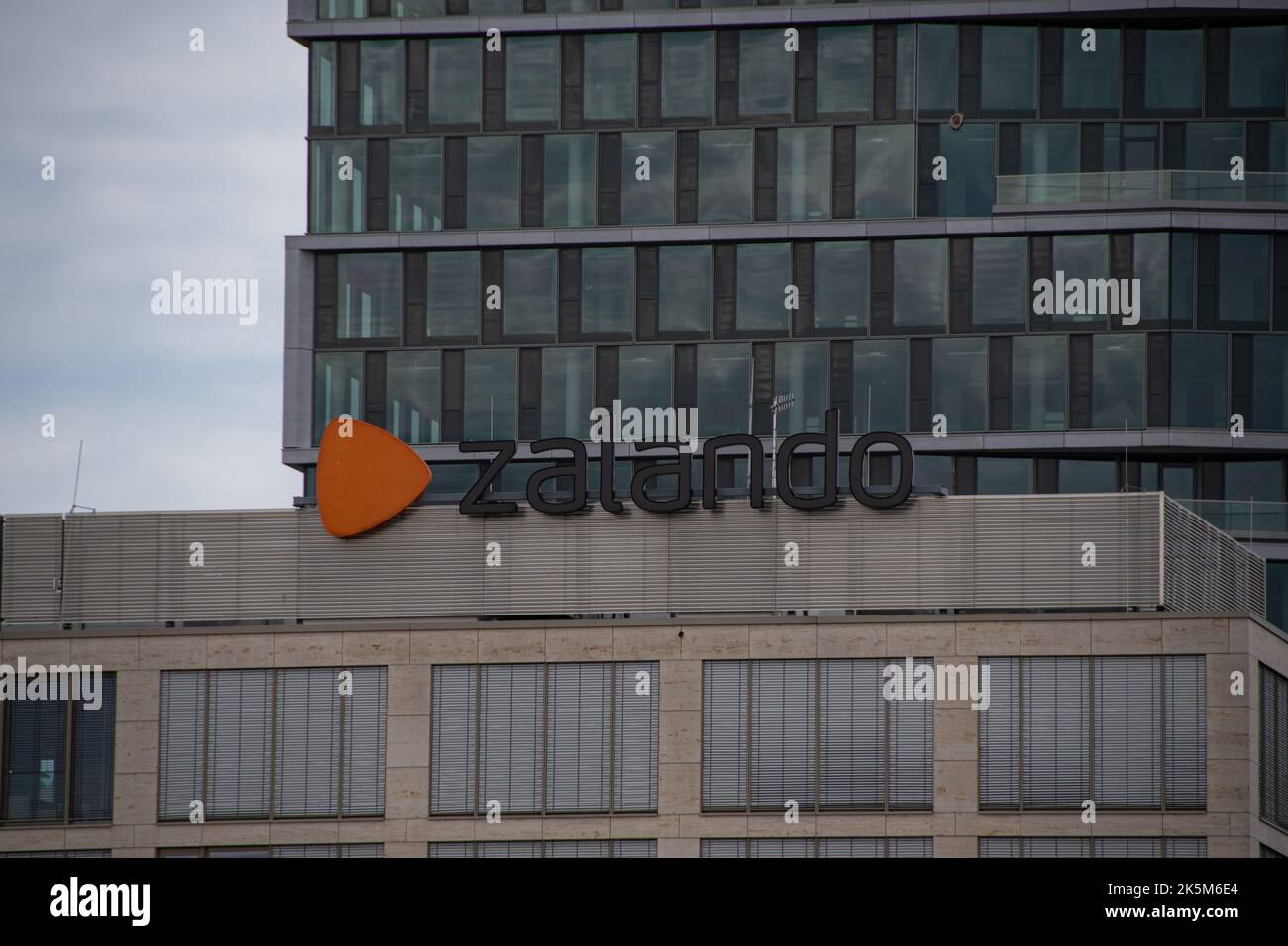 Berlino (Germania) 29 giugno 2022, il logo del marchio Zalando sulla facciata della sede centrale di Berlino Foto Stock