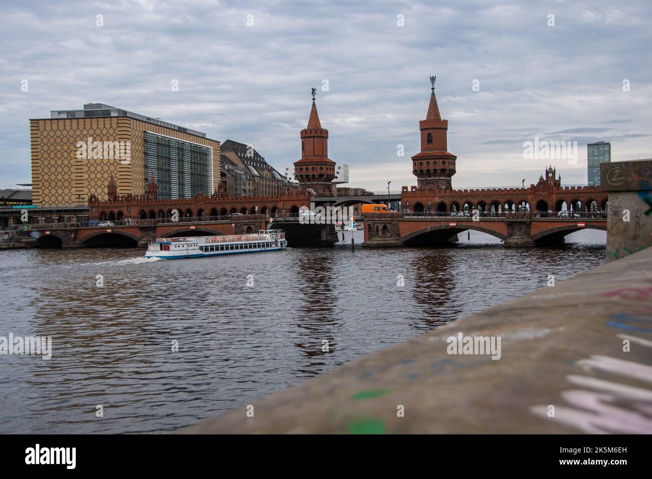 Berlino, Germania 29 giugno 2022, il ponte Oberbaum di Berlino con la Sprea Foto Stock