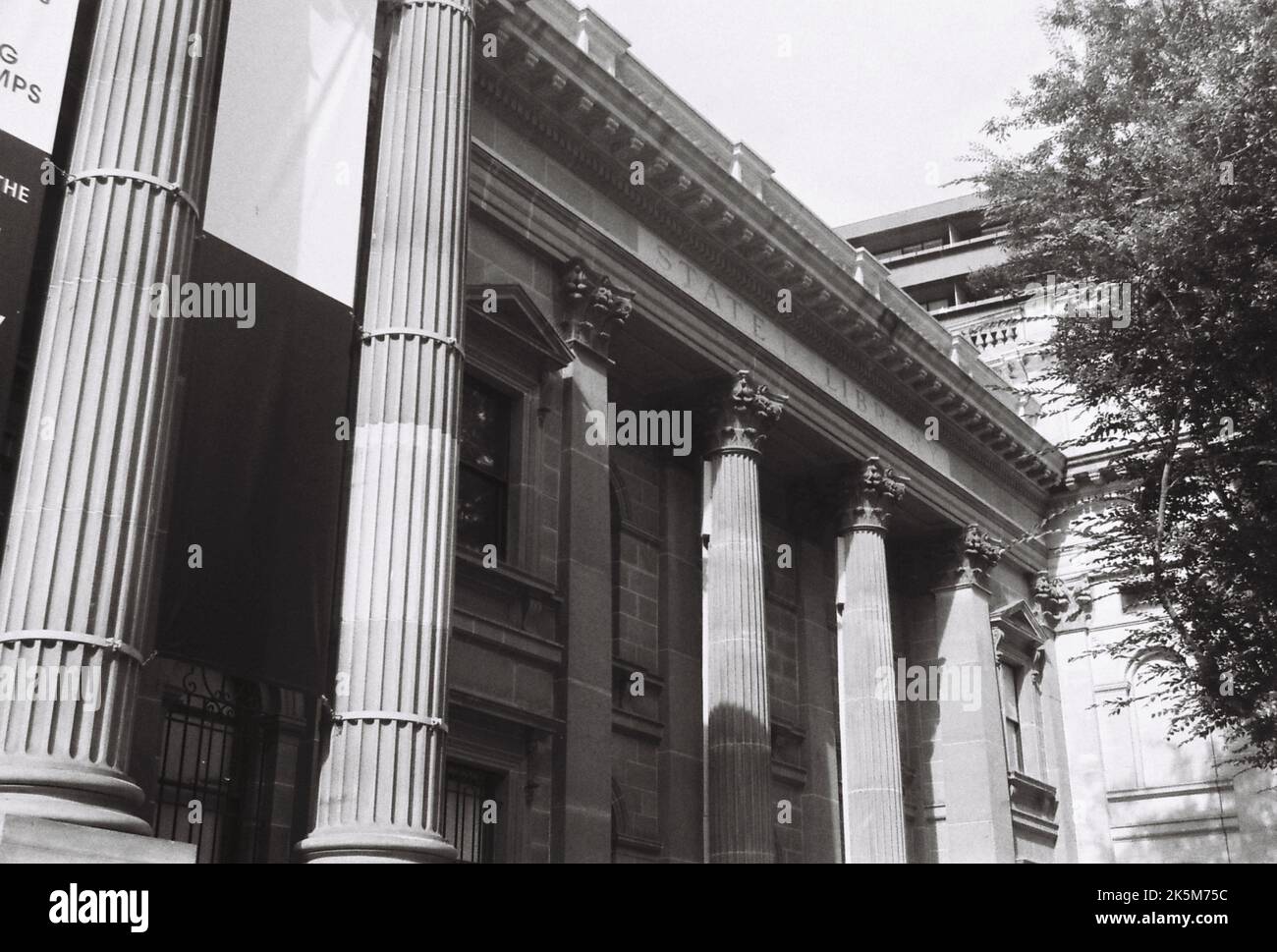 Una scala di grigi della state Library Victoria di Melbourne Foto Stock